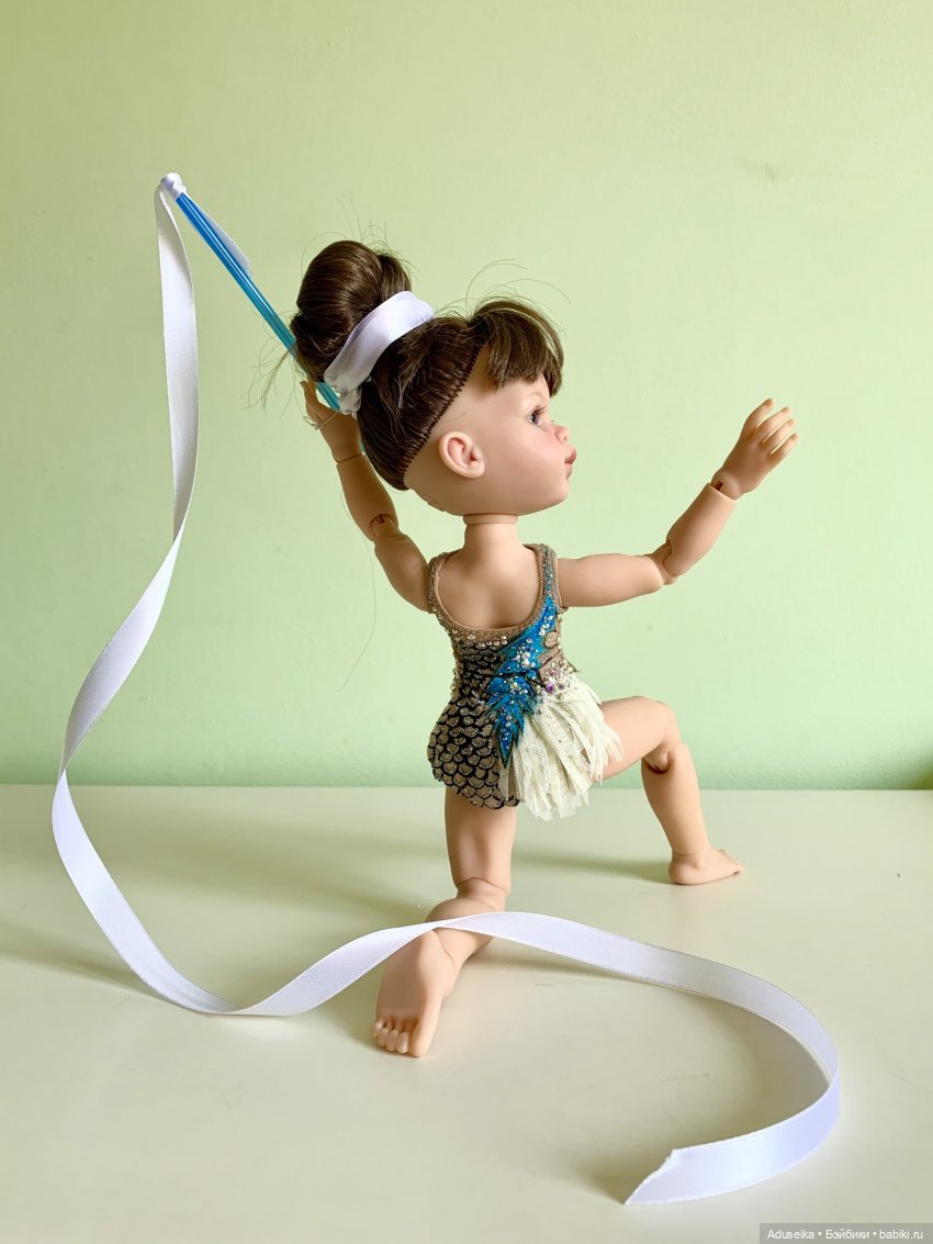 Художественная гимнастика: выступление с лентой