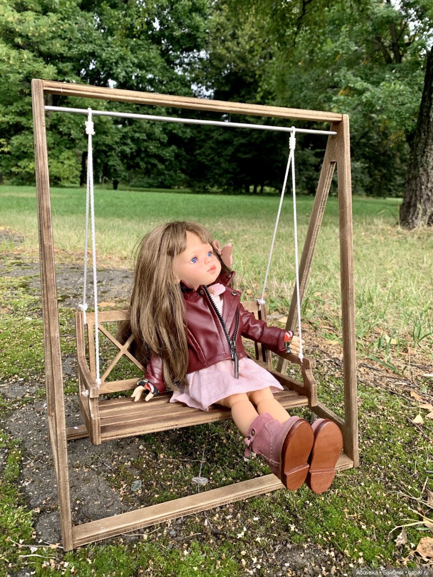 Взмывая выше ели, не ведая преград, крылатые качели летят, летят, летят