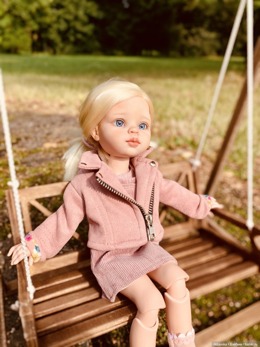 Взмывая выше ели, не ведая преград, крылатые качели летят, летят, летят