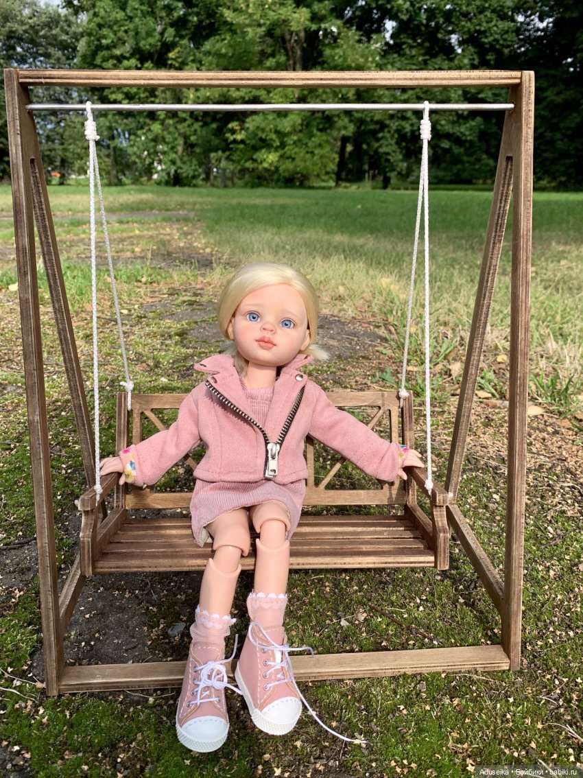 Взмывая выше ели, не ведая преград, крылатые качели летят, летят, летят