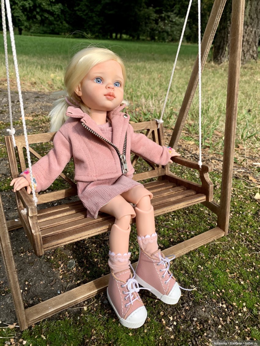 Взмывая выше ели, не ведая преград, крылатые качели летят, летят, летят