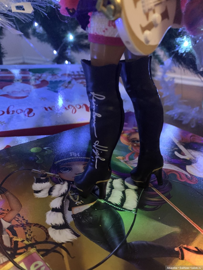 Новогодний рок 🎸 Rainbow High Carmen Rockstar (фото 9)