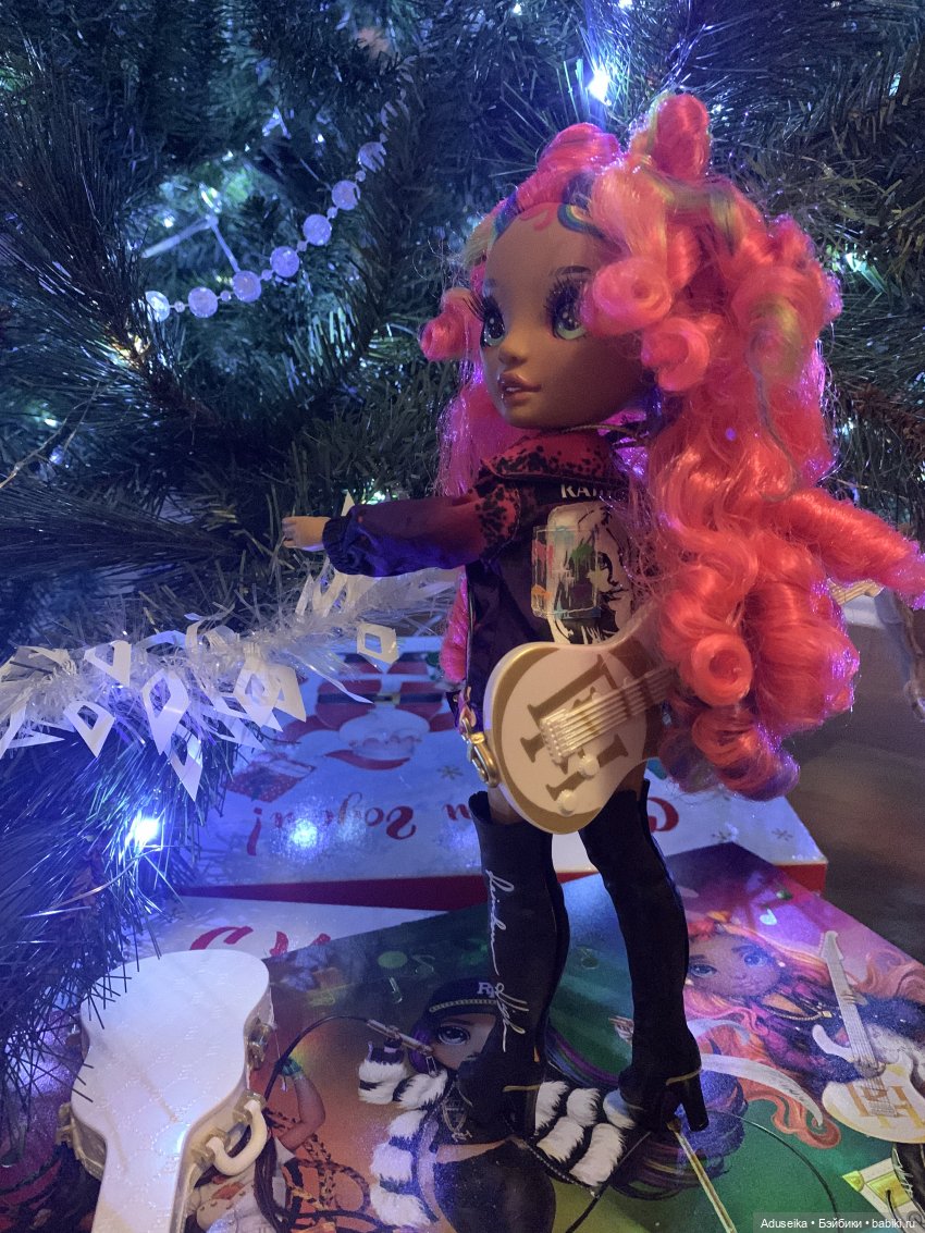 Новогодний рок 🎸 Rainbow High Carmen Rockstar (фото 10)