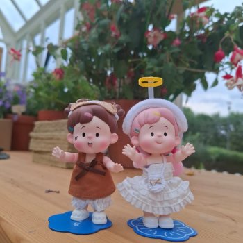 Малышки Hanamaki в парке