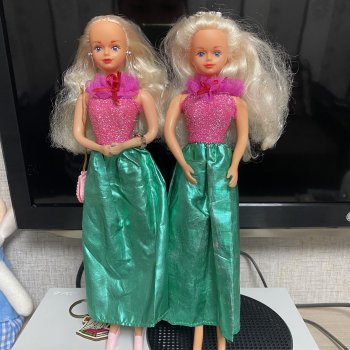 Санди в интересных нарядах