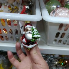 Новогодние игрушки, свечи и хлопушки