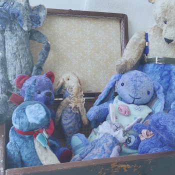 Цвет настроения-синий.