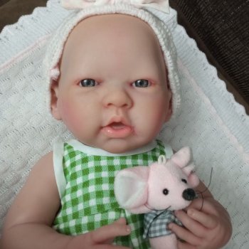 Ура, эти баталии завершились! Эмилька радуется новому личику