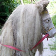 Как, чем закрепить, приклеить, сыпется лошадка папье маше, помогите пожалуйста советом?