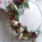 Венок из роз, лесных цветов и ягод для Антикварной куклы (цена с доставкой РФ)