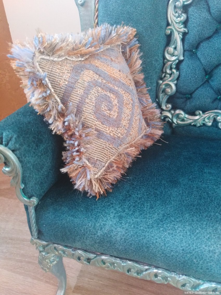 Изумрудный диванчик для кукол от 40см (фото 4)