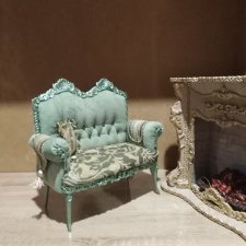 Ещё один диван для кукол в весеннем цвете.