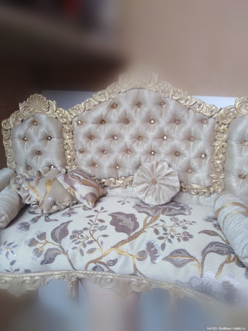 Диванчик для маленьких кукол