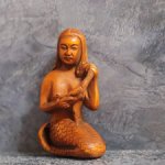 Нэцкэ "Русалочка с гребнем".