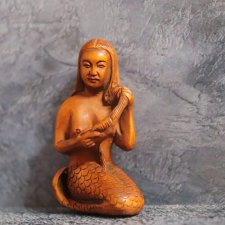 Нэцкэ "Русалочка с гребнем".