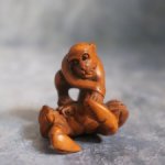 Нэцкэ "Обезьяна и краб". Подписана автором