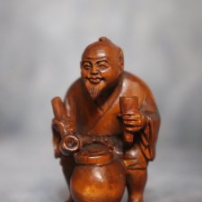 Нэцкэ "Продавец пива".