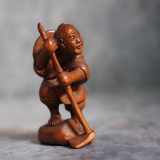 Нэцкэ "Крестьянин с мотыгой". Подписана