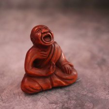 Нэцкэ "Чихающий" Самшит, резьба. Подписана автором.