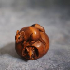 Нэцкэ "Мышки на яблочке"