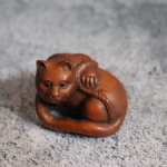 Нэцкэ «Кошка с ниткой»