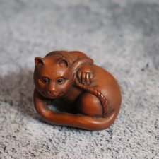 Нэцкэ «Кошка с ниткой»