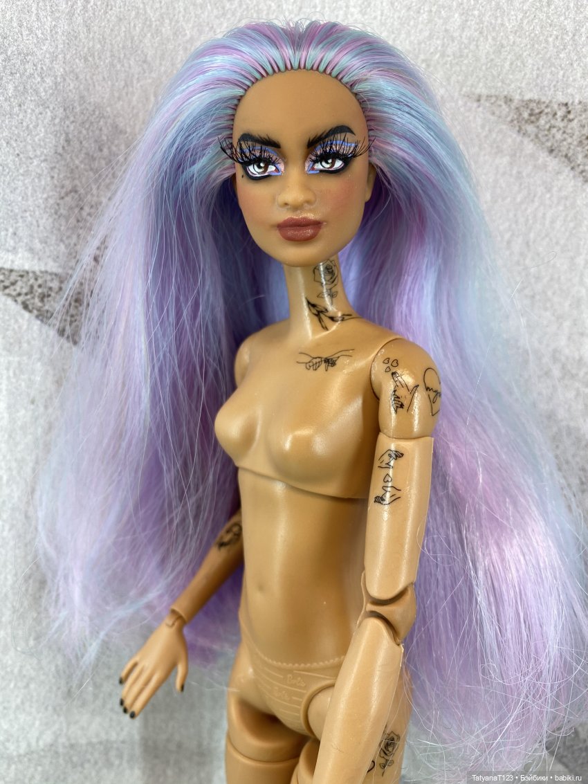 По всему телу у куколки сделаны татуировки