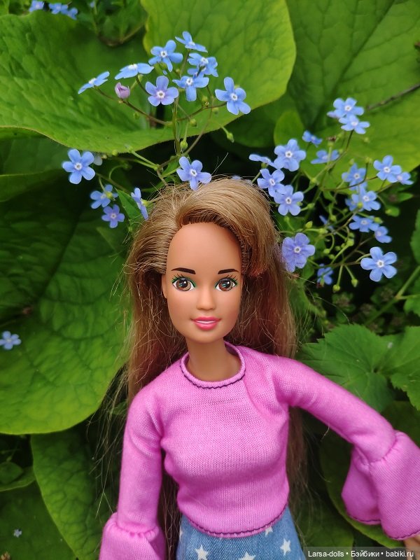 Тереза дурачится в цветах )