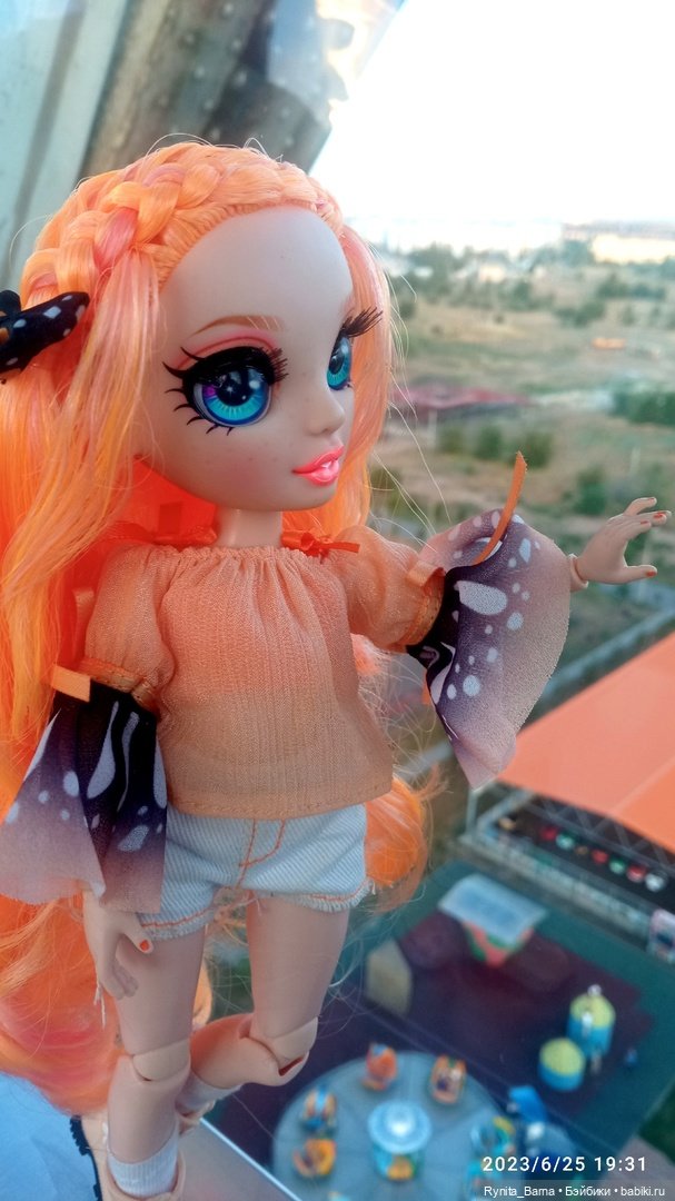 Малышка Поппи на прогулке