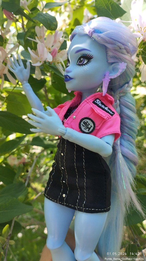 Прекрасная Эбби на прогулке 🩵🌸 (фото 8)