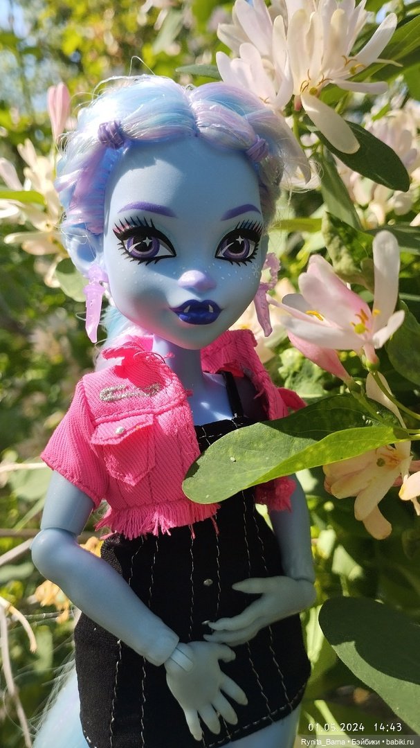 Прекрасная Эбби на прогулке 🩵🌸 (фото 6)