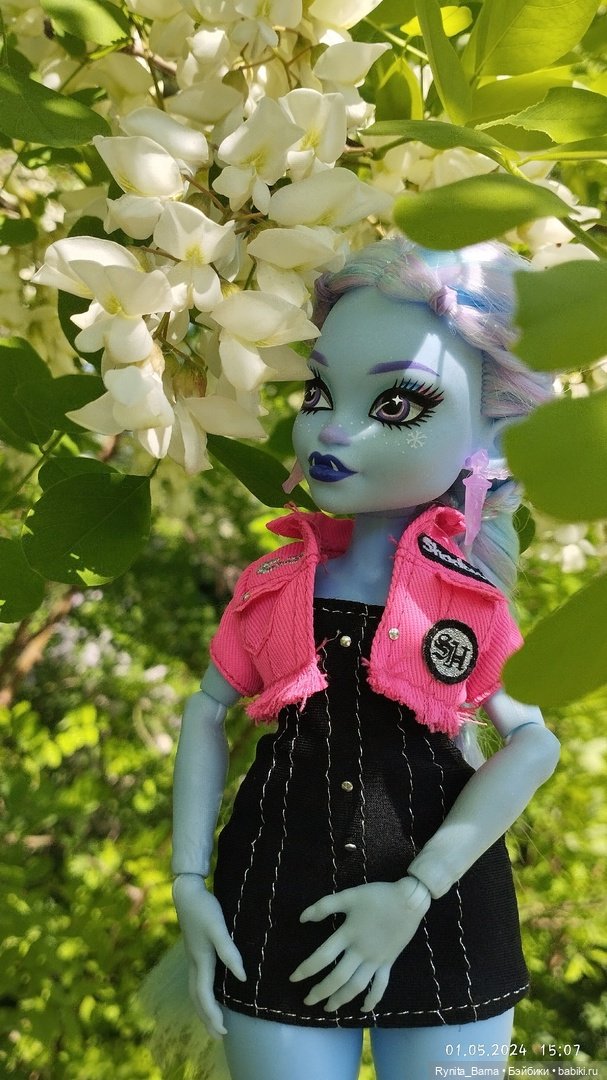 Прекрасная Эбби на прогулке 🩵🌸