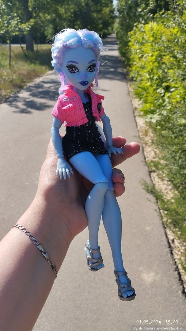 Прекрасная Эбби на прогулке 🩵🌸