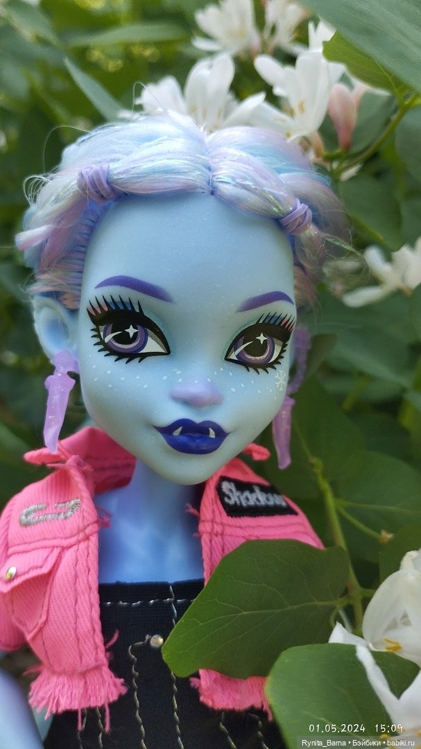 Прекрасная Эбби на прогулке 🩵🌸