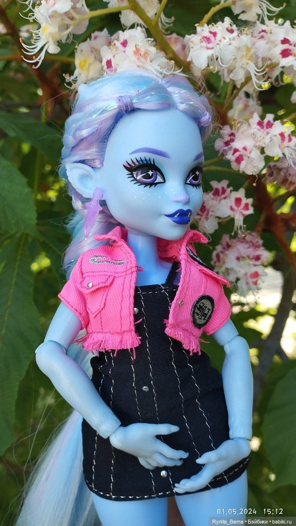 Прекрасная Эбби на прогулке 🩵🌸