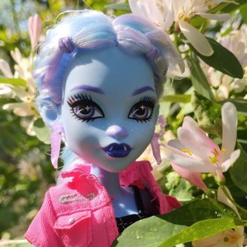 Прекрасная Эбби на прогулке 🩵🌸