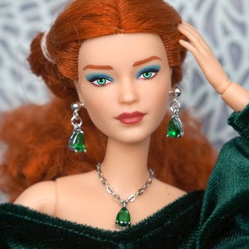 Дама с изумрудами