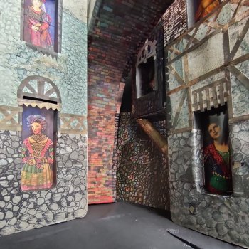 Старые стены.