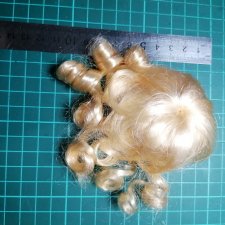 Парик из искусственных волос на сетке.