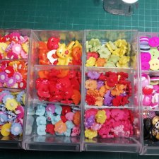 Много пуговиц для кукольных платьев.