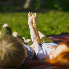 Вдвоём так приятно валяться на траве