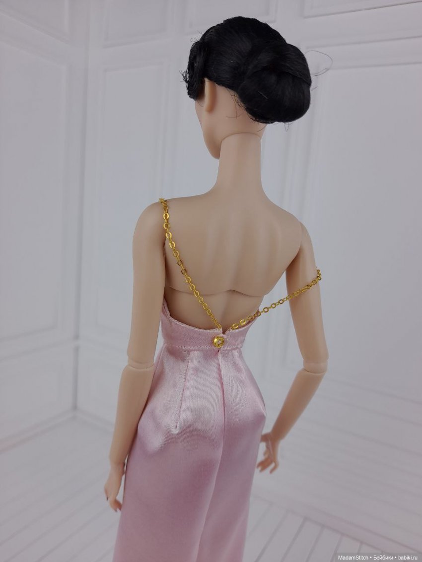 Небольшая коллекция простых атласных платьев (фото 4)