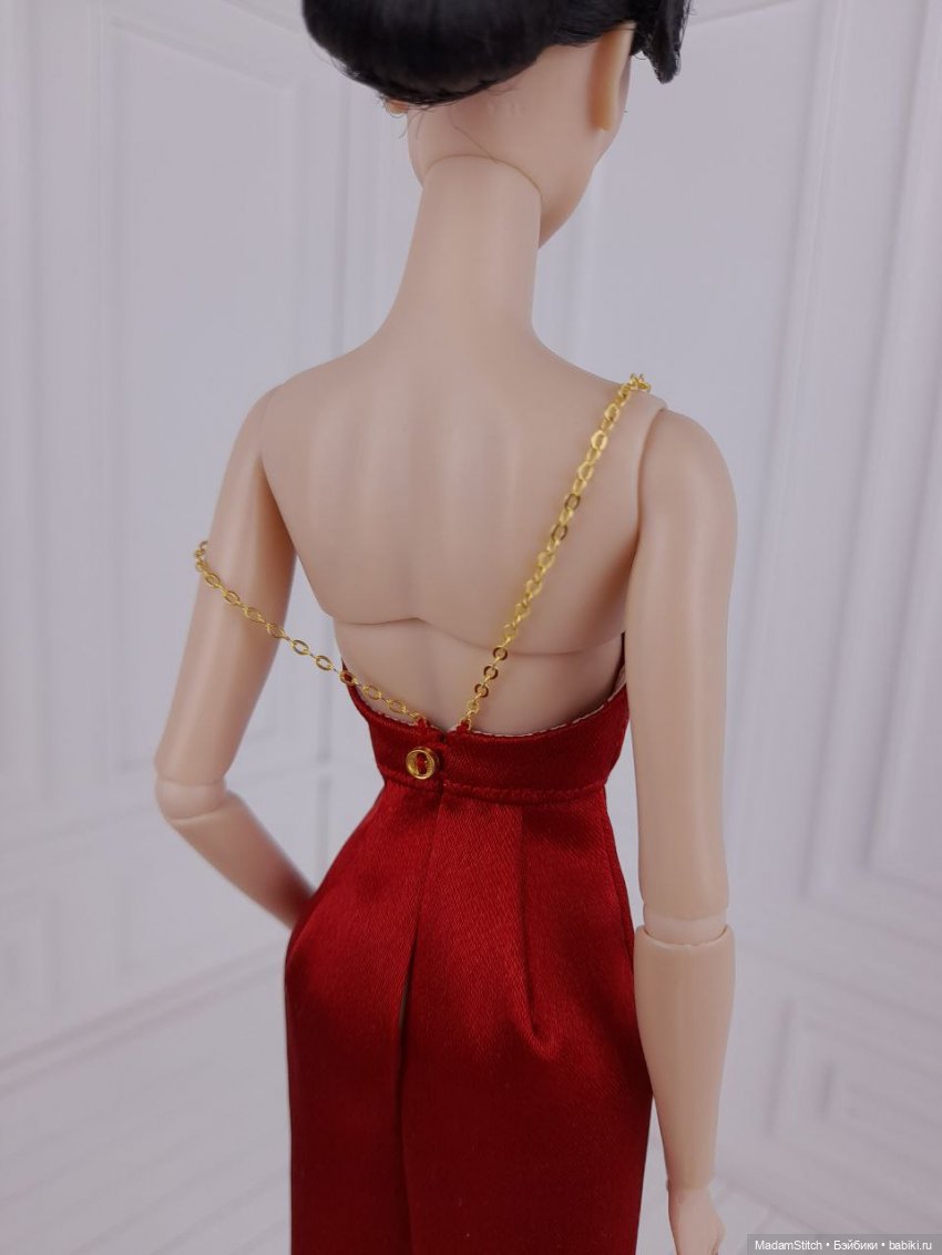 Небольшая коллекция простых атласных платьев