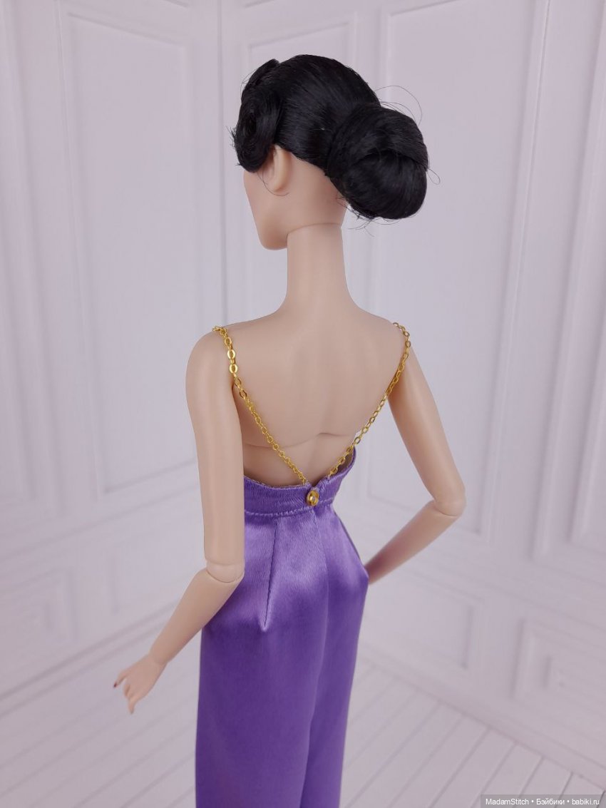 Небольшая коллекция простых атласных платьев