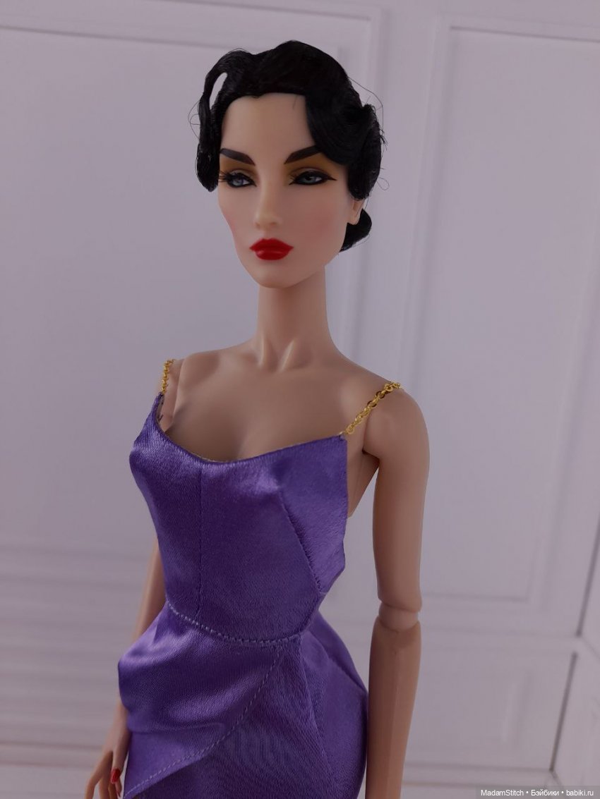 Небольшая коллекция простых атласных платьев