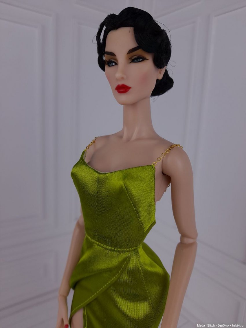 Небольшая коллекция простых атласных платьев