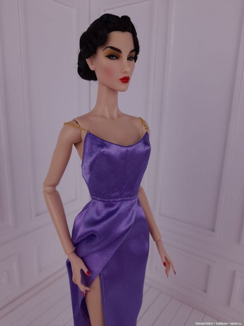 Небольшая коллекция простых атласных платьев