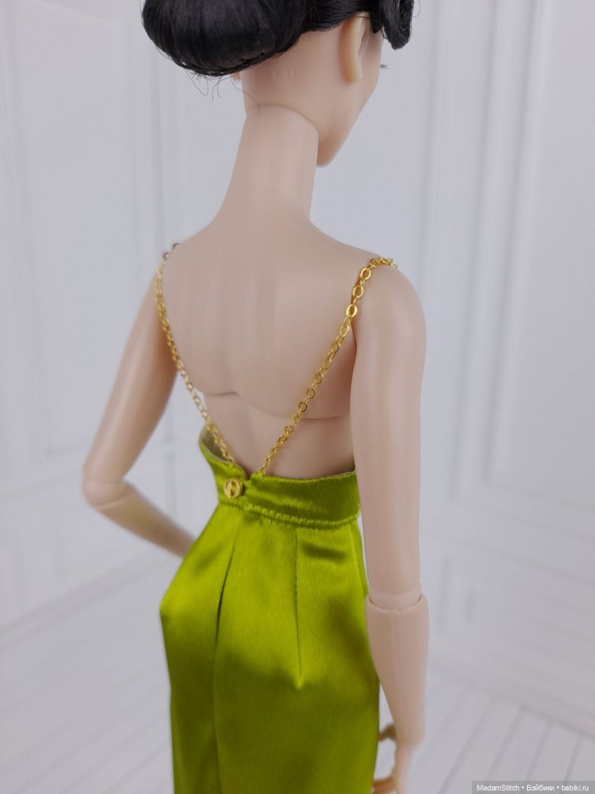 Небольшая коллекция простых атласных платьев