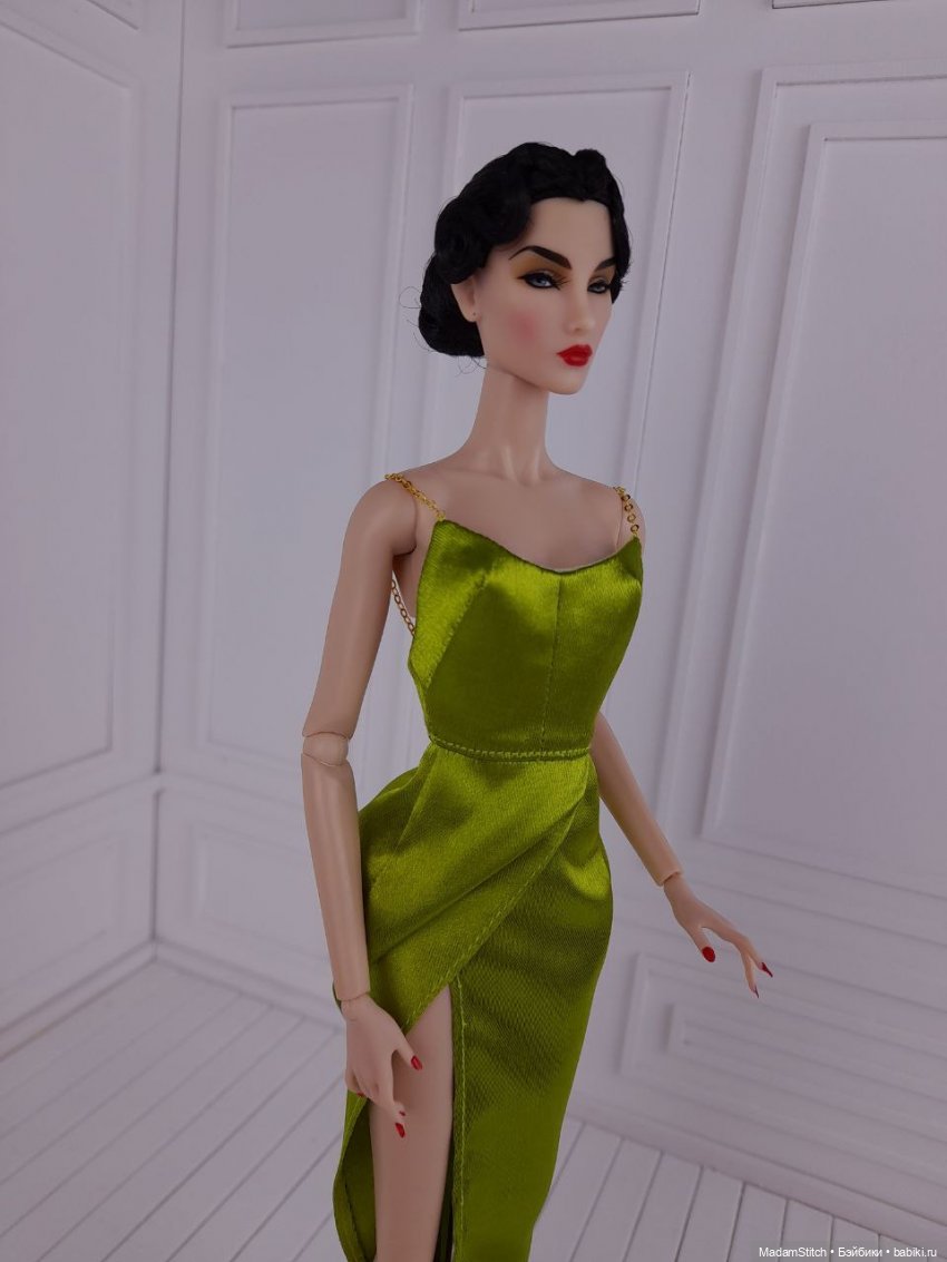 Небольшая коллекция простых атласных платьев