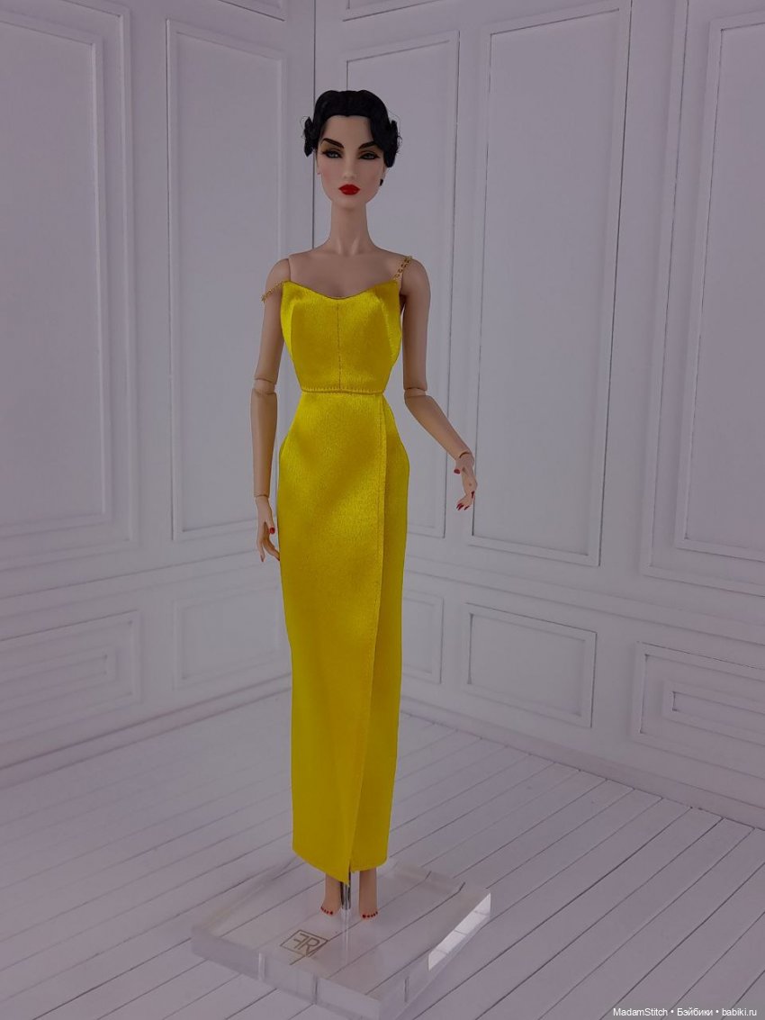 Небольшая коллекция простых атласных платьев